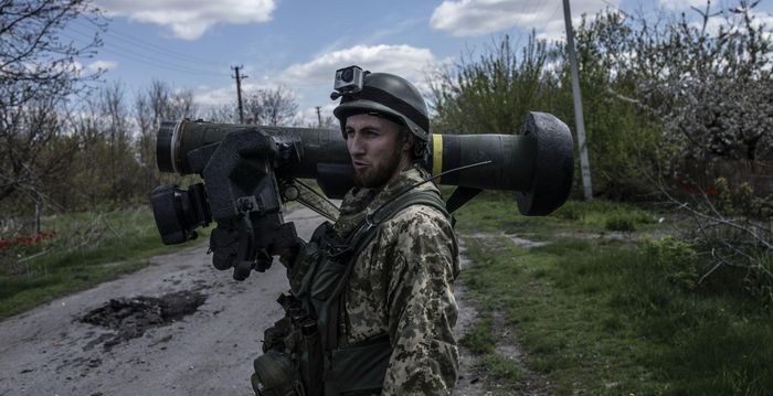 Oleksandr, binh sĩ thuộc Lữ đoàn 128 của Ukraine, vác tên lửa chống tăng Javelin ở Zaporizhzhia, vào ngày 28/4. Ảnh: Wall Street Journal.