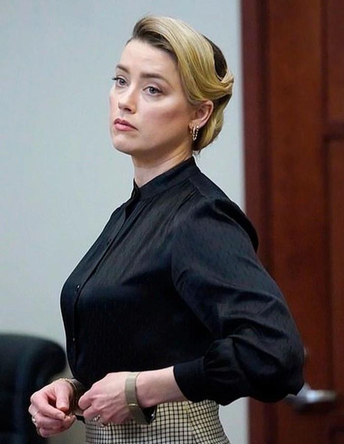 Amber Heard chuẩn bị bước lên bục thẩm vấn cho lời khai. Ảnh: AP.