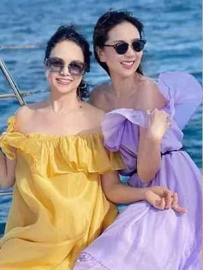 Đáng chú ý, lên sóng cùng MC Mai Ngọc là mẹ ruột và mẹ chồng. Trong ảnh, cô ngồi giữa hai mẹ, đặc biệt còn nắm tay mẹ chồng.