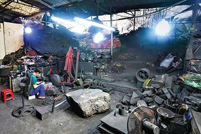 Căn phòng anh gọi là xưởng chế tác rộng chưa đầy 30 mét vuông, tất cả vật dụng đều phủ kín bụi than