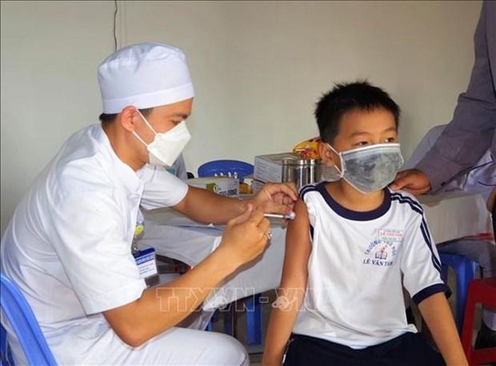 Công tác tiêm chủng vaccine COVID-19 cho trẻ em tại tỉnh Bạc Liêu. (Ảnh: TTXVN)