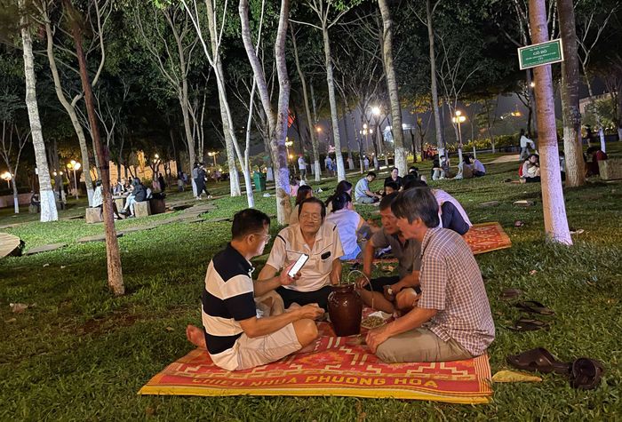 Từng nhóm gia đình, bạn bè ngồi dưới cỏ xanh thưởng thức ẩm thực, uống rượu cần, lắng nghe thanh âm cồng chiêng vọng lại. 