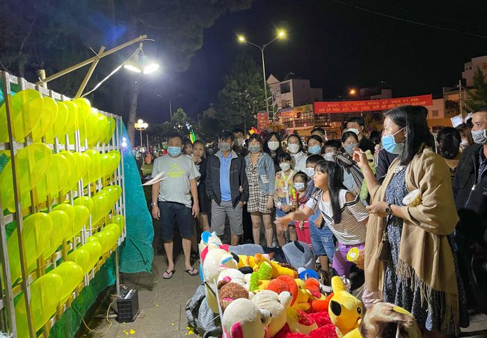 Một số trò chơi trong khuôn khổ sự kiện cồng chiêng cuối tuần thu hút rất đông trẻ em. 