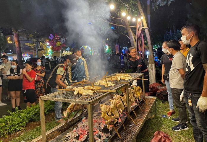Ẩm thực truyền thống phục vụ du khách tại khu vực Quảng trường Đại Đoàn Kết. 