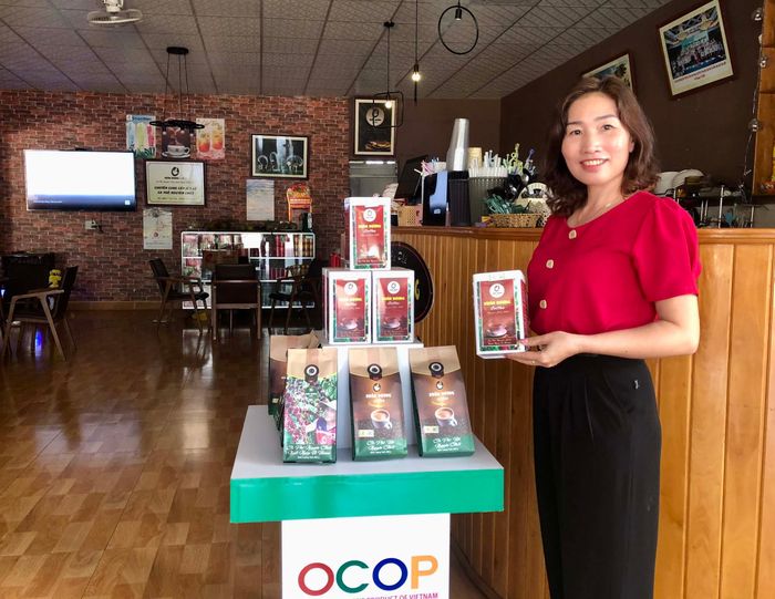 Chị Nguyễn Thị Thanh Xuân (tổ 3, thị trấn Ia Ly) giới thiệu sản phẩm cà phê Xuân Dương đạt 3 sao OCOP. Ảnh: Gia Hưng