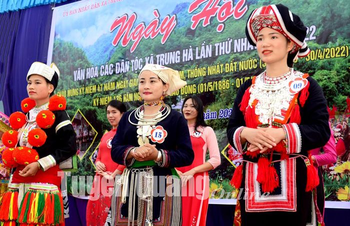Thiếu nữ Trung Hà càng duyên hơn trong trang phục truyền thống.