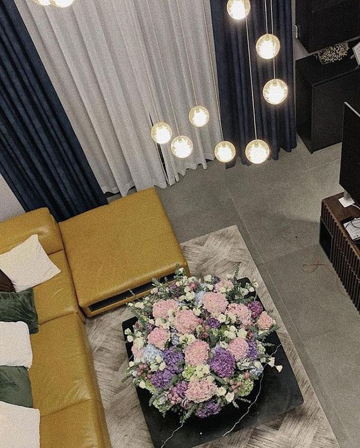 Phòng khách với gam màu trầm mang đậm kiểu cách châu Âu