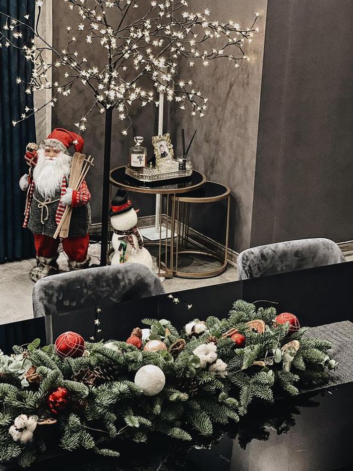 Trong căn biệt thự sang trọng tone xám-trắng, nàng hậu bày trí cây thông noel, đèn, nến rực rỡ.