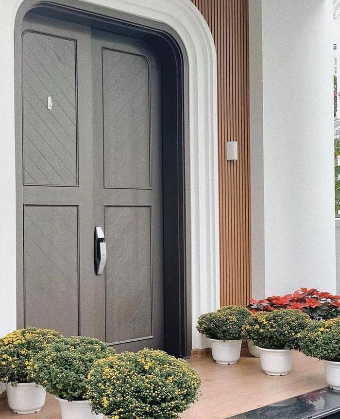 Trước cửa là những chậu cúc.