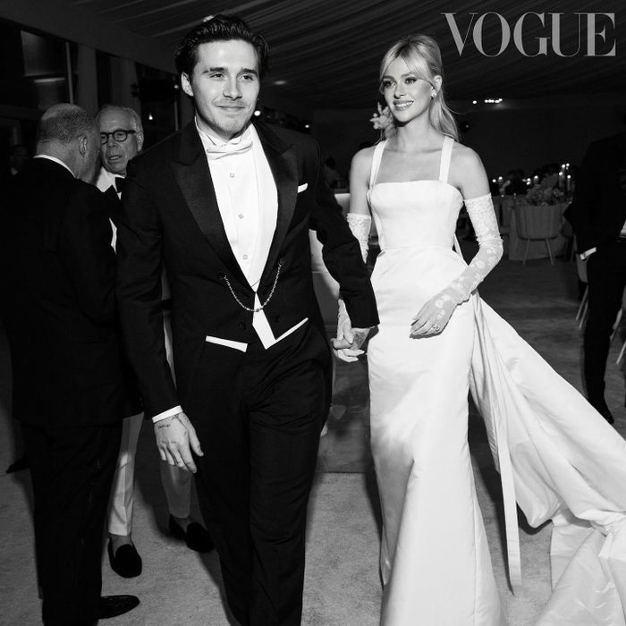 Hình ảnh trong lễ cưới của vợ chồng Brooklyn Beckham. Ảnh: Vogue. 