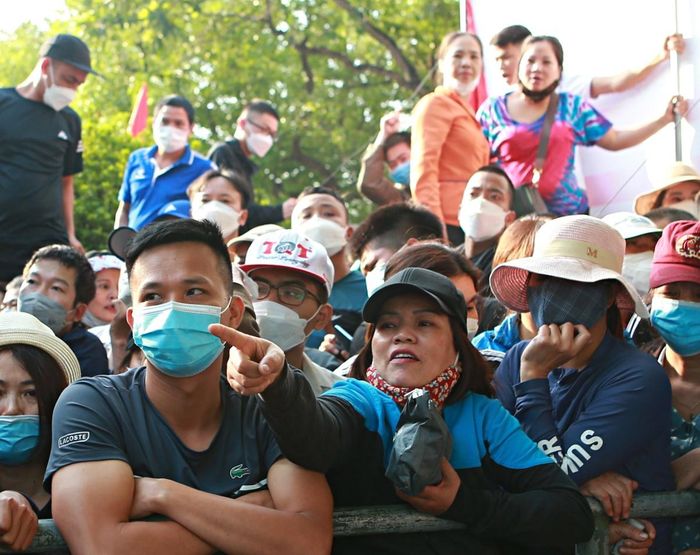 Một nữ CĐV bức xúc khi thấy nhiều người lớn tuổi không xếp hàng nhưng chen vào khu vực mở bán vé. Chị này cho biết những người không xếp hàng là cựu chiến binh và người lớn tuổi. Việc đó khiến nhiều CĐV không đồng tình và đề nghị công an can thiệp.