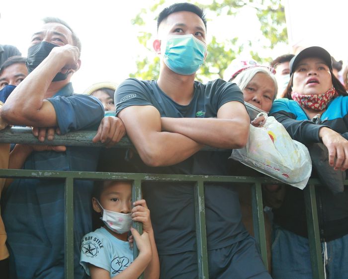 Trẻ em xếp hàng rất đông trong khu vực này. Nhiều người lớn mang theo con nít để dễ dàng được ưu tiên, chiếm vị trí và tăng số lượt mua dù các bé không xếp hàng từ trước. Không khí ồn ào khiến một em nhỏ có vẻ hoảng sợ.