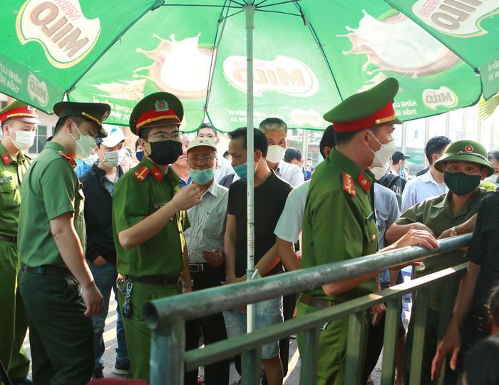 Lực lượng an ninh được triển khai rất đông cả ở trong và bên ngoài nhà thi đấu. Trước sự phản ứng của đám đông cổ động viên, họ buộc phải yêu cầu những người đứng bên ngoài hàng phải lùi lại. Một số người lớn tuổi có mang theo thẻ cựu chiến binh để được ưu tiên.