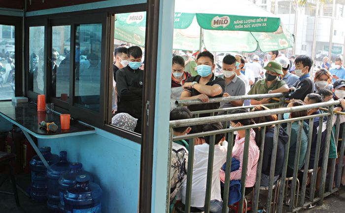 Những CĐV đầu tiên đang chờ nhận vé, trong số này có vài em học sinh tiểu học. Ban tổ chức cũng chỉ bán vé ở một kios nhỏ đặt phía trong khuôn viên nhà thi đấu Việt Trì nên thu hút rất đông người chờ đợi.