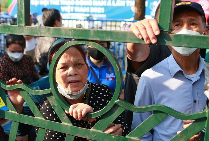 Bà M. nói với Zing rằng nhiều phe vé đã leo vào khu vực xếp hàng của bà con Việt Trì lúc 5h sáng. Những đối tượng này làm đảo lộn thứ tự xếp hàng và gây bức xúc. Anh H., một người xếp hàng từ 22h tối 2/5, vẫn còn đứng xa khu vực xếp hàng vì bị chen, cũng bất bình.