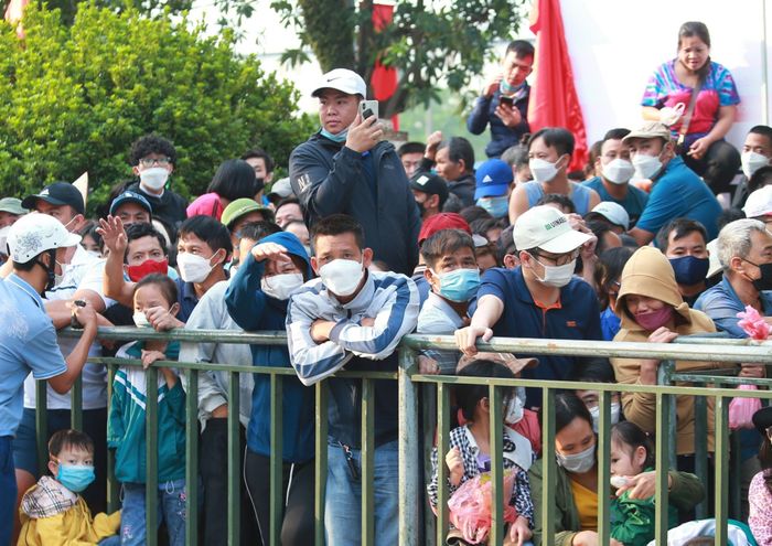 Ban tổ chức thông báo sẽ bán vé trực tiếp vào lúc 8h sáng. Số vé không còn nhiều do một lượng nhất định đã được bán trực tuyến và theo đường công văn.