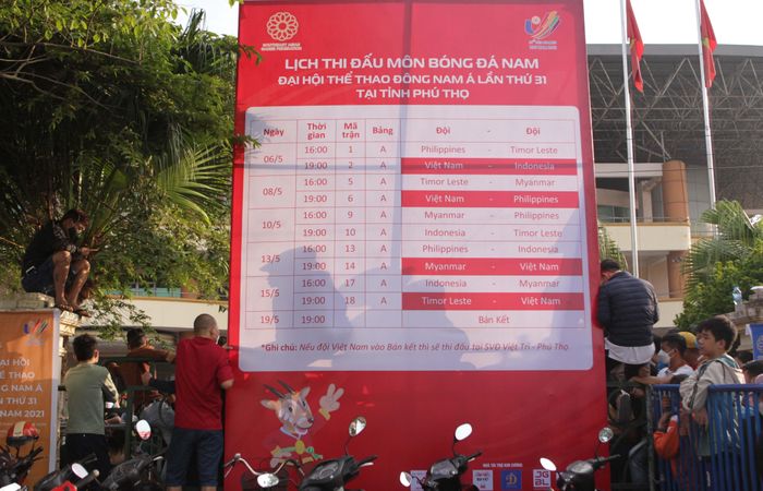 Nhiều người không đủ kiên nhẫn và sợ hết vé đã leo thẳng qua hàng rào để vào trong. Mỗi khán giả chỉ được mua 2 vé/trận và số trận ban tổ chức bán vé là 6 trận. Như vậy, mỗi người có thể mua tối đa 12 vé/lượt xếp hàng.