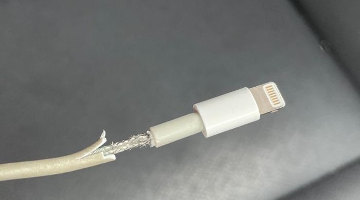  Bạn không nên tiếp tục sử dụng các loại cáp sạc dập, đứt gãy, lộ phần lõi bên trong. Ảnh: Apple Insider. 