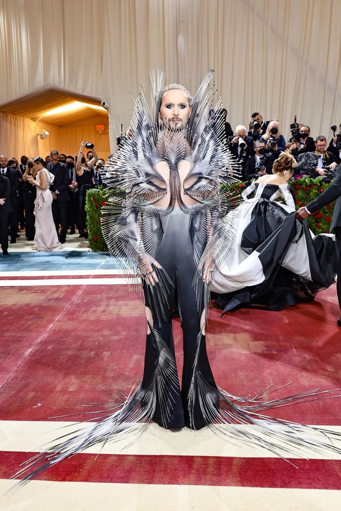  Theo Elle, Fredrik Robertsson bị nhầm là Jared Leto với trang phục sai chủ đề. Met Gala năm nay hướng đến "Gilded Glamour" (tạm dịch: Hào quang mạ vàng) - tôn vinh vẻ đẹp của sự hào nhoáng, xa xỉ và hưng thịnh của nền thời trang Mỹ, nhưng Robertsson xuất hiện với trang phục lấy cảm hứng từ sinh vật biển. Ảnh: Elle. 