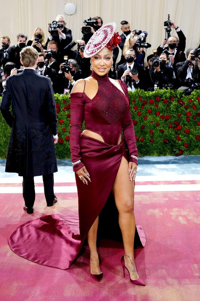  Lala Anthony thể hiện sự sáng tạo khi kết hợp bodysuit cùng chân váy lụa đồng màu. Tuy nhiên, tổng thể được cho là không phù hợp với vóc dáng của ngôi sao truyền hình, đặc biệt là khi cô còn lạm dụng chiếc mũ đính hạt rườm rà. Ảnh: Instyle. 