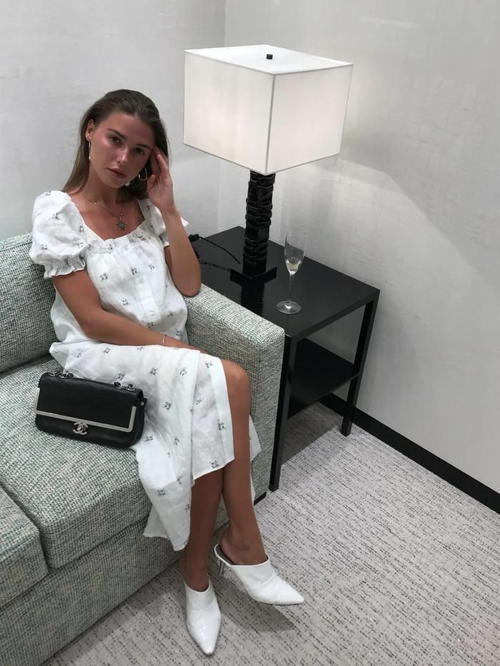 Nếu yêu thích phong cách sexy, bạn có thể thử phối váy ngủ 2 dây với áo ren. Ngoài ra, những chiếc váy ngủ tay bồng dáng suông lại dễ mặc hơn rất nhiều, chỉ cần lựa chọn thêm phụ kiện phù hợp là hoàn thiện ngay được diện mạo. Ảnh: Who What Wear, Pop Sugar. 
