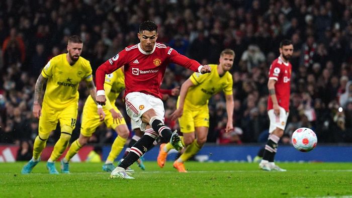 Ronaldo nhân đôi cách biệt