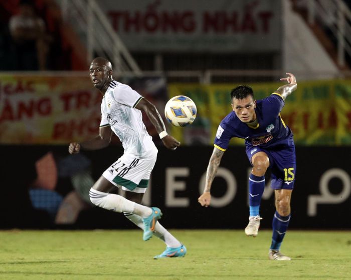 Hữu Tuấn lọt vào đội hình tiêu biểu lượt đấu thứ 6 vòng bảng AFC Champions League 2022. ảnh VFF