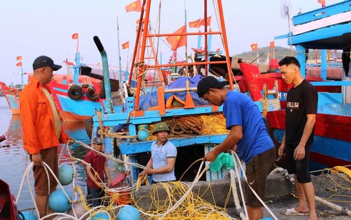 Ngư dân chuẩn bị cho chuyến đi biển.