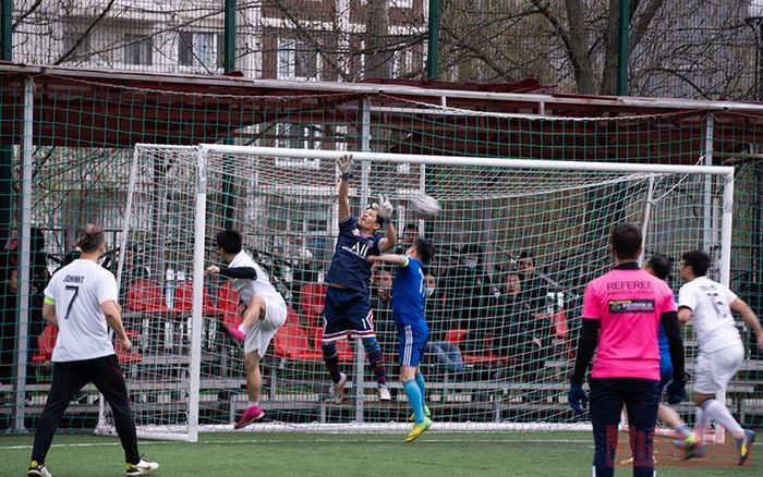 Một pha gay cấn trước khung thành FC Obolen trong trận cầu khai mạc với FC Sông La Hà Tĩnh. (Ảnh: THANH THỂ)