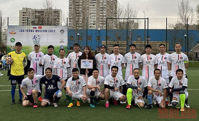 Đội Lão tướng FC Obolen quy tụ các cầu thủ đến từ khu nhà ở của Đại sứ quán Việt Nam tại Nga. (Ảnh: QUẾ ANH) 