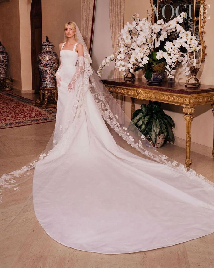 "Chiếc váy cưới trong mơ" thương hiệu Valentino của Nicola Peltz do đích thân giám đốc sáng tạo Pierpaolo Piccioli thực hiện.