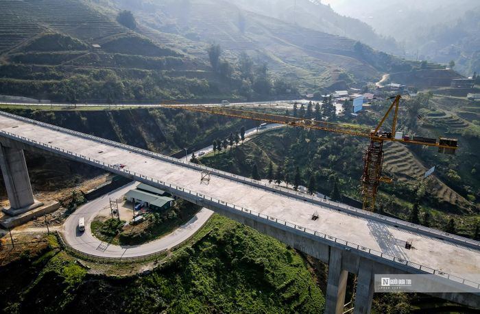 Cầu được xây dựng bằng bê tông cốt thép, bề mặt rộng 14m với bốn làn xe. Cầu dài 612m, với năm nhịp liên tục. Trong đó, nhịp dài nhất là 132m, được thi công bằng phương pháp dầm hộp đúc hẫng cân bằng.