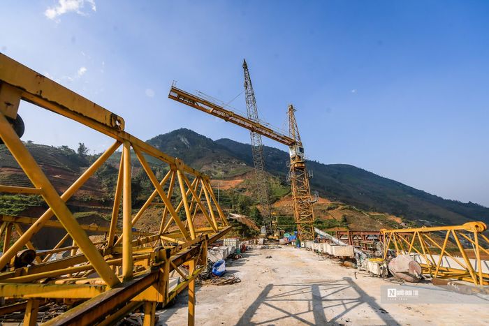 Nhiều tháp cầu lớn được công nhân tháo dỡ.