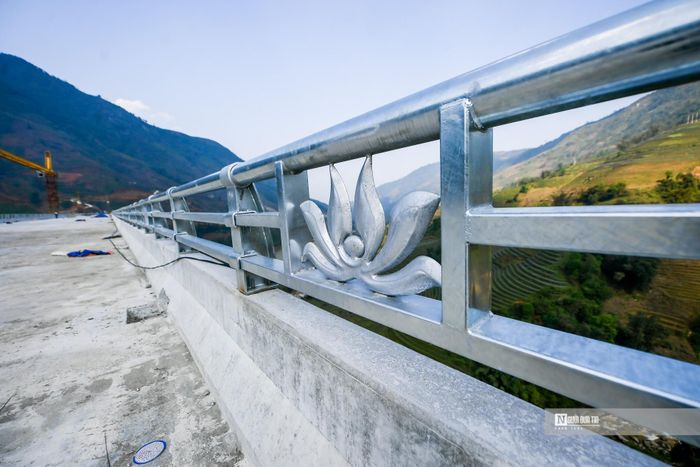 Phần lan can của cầu Móng Sến đã dần lộ diện.