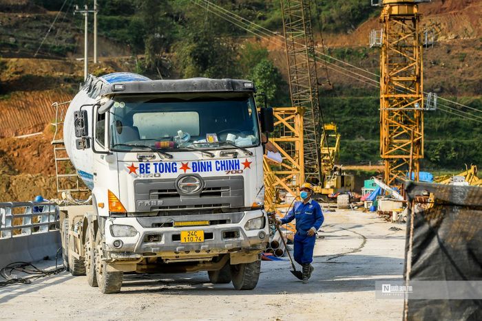 Dự kiến, cầu sẽ đi vào hoạt động vào tháng 6 năm 2022.