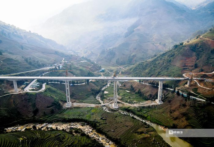 Được khởi công từ tháng 2/2020, cầu Móng Sến có vốn đầu tư gần 500 tỉ đồng, là một cây cầu cạn cao nhất Việt Nam, có ý nghĩa “then chốt” trong xây dựng tuyến đường kết nối cao tốc Nội Bài – Lào Cai đến Khu du lịch quốc gia Sa Pa. Tuyến đường này hoàn thành sẽ tạo thuận cho việc đi lại của du khách và người dân, thúc đẩy sự phát triển kinh tế xã hội của tỉnh Lào Cai và khu vực Tây Bắc.