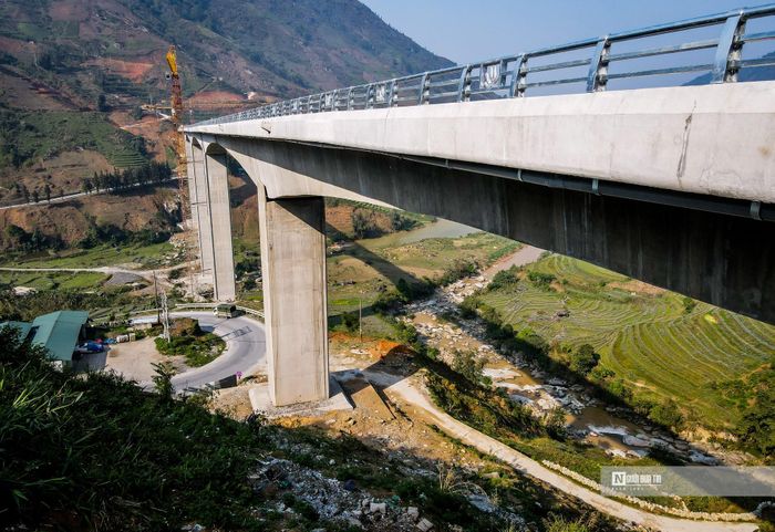 Do bắc qua thung lũng lại có độ cao gần 100m nên công trường cầu Móng Sến thường xuyên có mây mù bao phủ, cả cây cầu như đi xuyên vào mây.