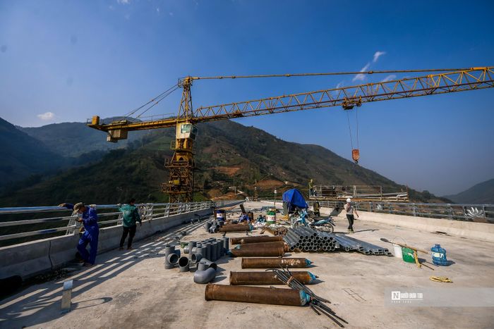 Trao đổi với PV, ông Đào Danh Mạnh, Tư vấn giám sát trưởng thi công cầu Móng Sến, cho biết: Đến thời điểm này, dự án đã đạt tiến độ tổng thể hơn 95%. Để đảm bảo mục tiêu tiến độ, các nhà thầu thi công đang huy động tối đa thiết bị, máy móc, nhân lực, dồn lực thi công những hạng mục cuối cùng như: Kéo cáp treo, lắp đặt lan can, hệ thống chiếu sáng, biển báo, thoát nước, thảm đường mặt cầu, đường dẫn…