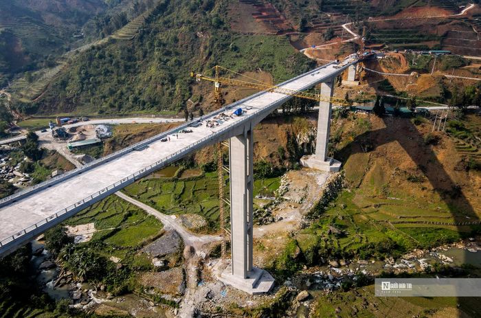 Với độ cao trụ chính của cầu lên tới gần 100m, theo đại diện đơn vị thi công, cầu Móng Sến tại thời điểm hiện nay là cây cầu trên cạn cao nhất của Việt Nam.