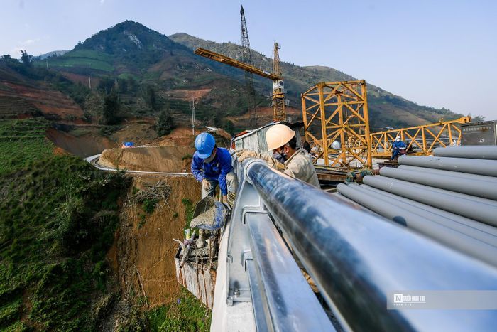 Đơn vị thi công gấp rút triển khai công việc đảm bảo tiến độ.