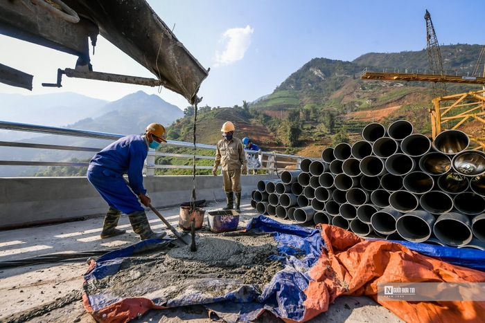 Công nhân đổ bê tông trụ thoát nước.