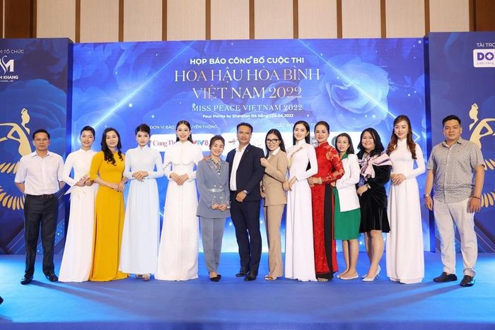 Mới đây, ông Đào Đặng Công Trung (đứng giữa) được mời làm đại sứ của cuộc thi Hoa hậu Hòa bình Việt Nam năm 2022 vì những hành động ý nghĩa của ông. Hành động ý nghĩa ấy không chỉ đang giới hạn lại phạm vi bán đảo Sơn Trà hay thành phố Đà Nẵng mà sẽ lan tỏa đến toàn thể người dân Việt Nam và bạn bè quốc tế, góp phần bảo vệ môi trường biển, hình thành văn hóa doanh nhân có trách nhiệm với xã hội.
