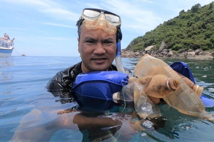 Ông Trung nói: “Nhiều lúc cũng buồn, cũng chán nản, rác thải mỗi ngày lại càng nhiều, chỗ mình chưa nhặt một tuần quay lại thì rác đã chất thành đống rồi. Nhưng nghĩ thêm thì thấy cũng vui đôi chút, hành động của mình được nhiều người biết tới, giúp ý thức hơn trong việc bảo vệ môi trường. Nếu không làm bây giờ thì còn chờ khi nào?” 