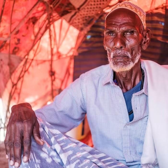  Ông Abdullahi Abdi Wali, 99 tuổi, ngồi trong lán tại trại Higlo dành cho người mất nơi ở gần làng Higlo, Ethiopia, hôm 27/4. Ảnh: FT. 