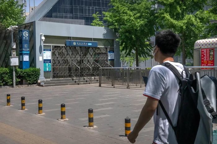  Bắc Kinh ngày 4/5 xác nhận có thêm 51 ca nhiễm mới, trong bối cảnh thành phố tiến hành xét nghiệm axit nucleic mỗi ngày một lần cho gần 22 triệu dân, bắt đầu từ ngày 3/5. Ảnh: AP. 