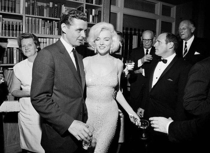 Marilyn Monroe mặc chiếc váy mang tính biểu tượng hát mừng sinh nhật Tổng thống John F. Kennedy tại Madison Square Garden. Ảnh: Cecil Stoughton.