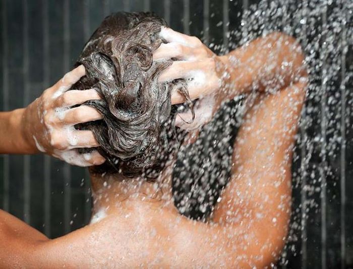 Người bị sốt xuất huyết không nên tắm nước lạnh và không được tắm quá lâu (Ảnh minh họa)