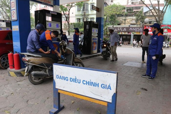 Hôm nay, giá xăng có thể sẽ tăng theo điều chỉnh của giá xăng dầu trên thế giới