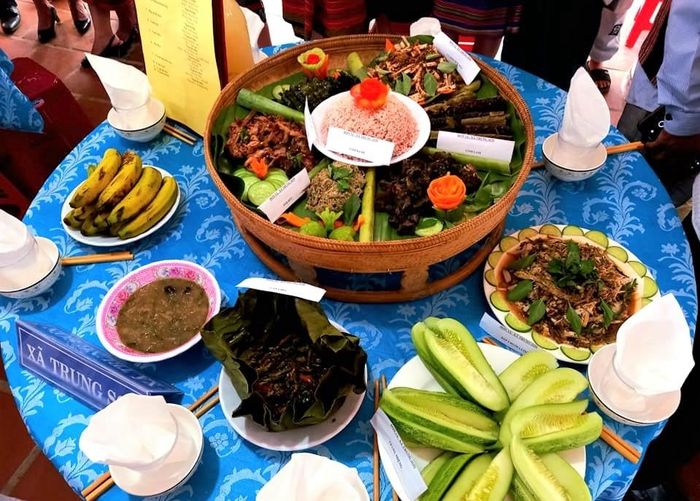 Nhiều món ăn hấp dẫn, mang đậm ẩm thực truyền thống tại cuộc thi nấu ăn trong Ngày hội vùng cao A Lưới; cách trình bày đẹp mắt, sạch sẽ, đầy đủ dinh dưỡng qua bàn tay sắp đặt, nấu nướng của những phụ nữ đồng bào dân tộc A Lưới