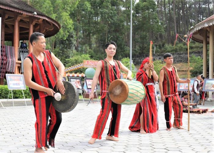  Sự mộc mạc, hồn nhiên, an toàn và hiếu khách của người dân nơi đây đã đọng lại những ấn tượng đẹp cho những ai đã đến với vùng sơn cước này 